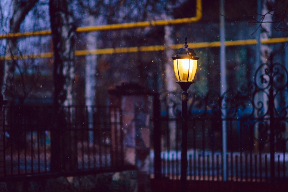 Вечерняя улица с фонарями