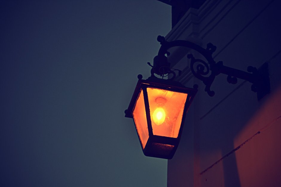 Оранжевые фонари на улице
