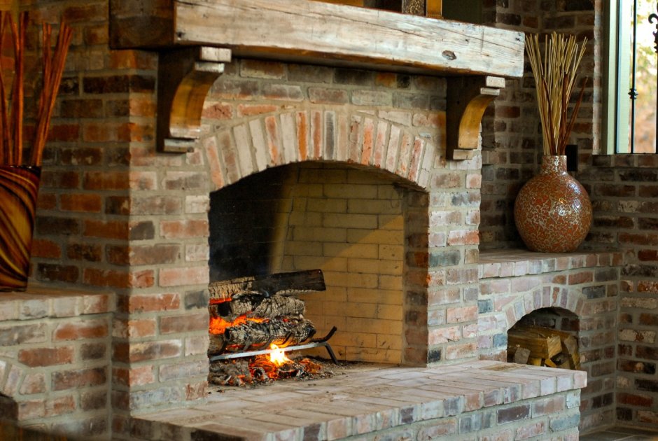 Старинный кирпичный камин