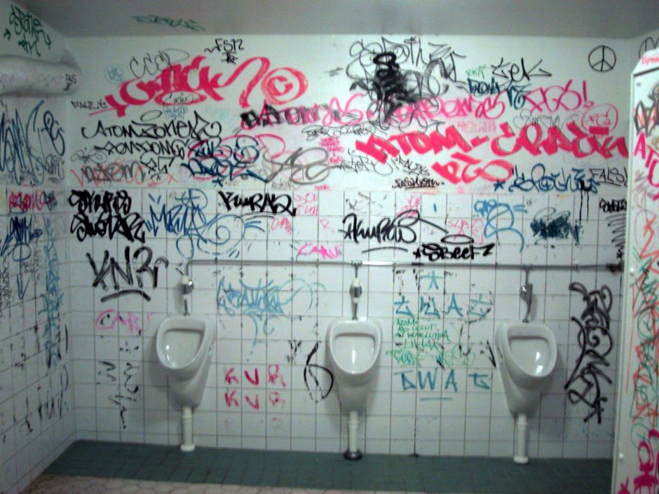 Надписи на общественных туалетах на стенах