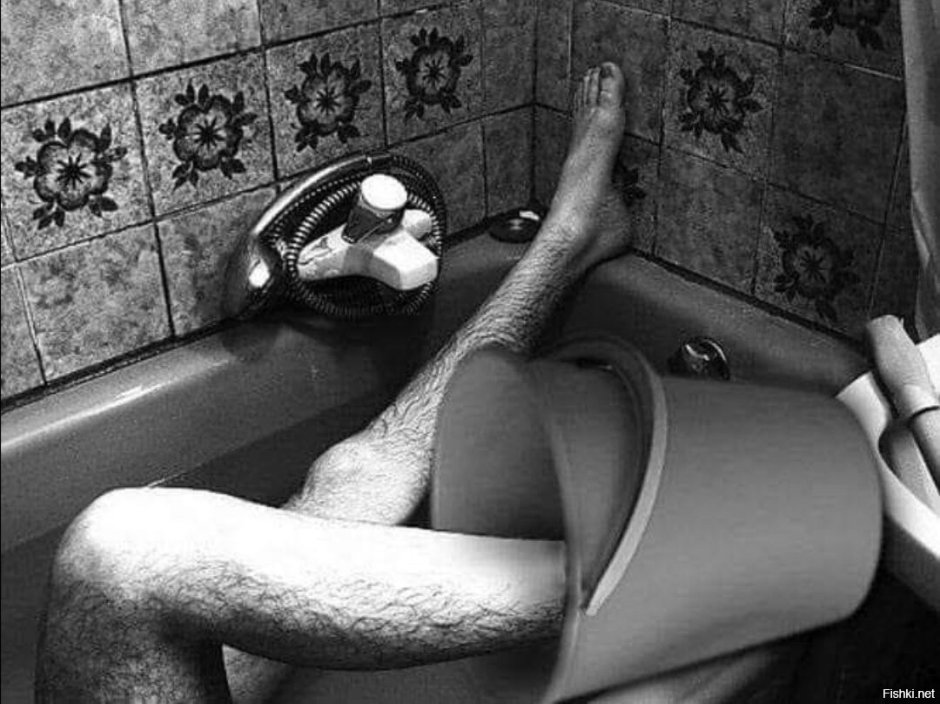 Мужские ноги в ванной