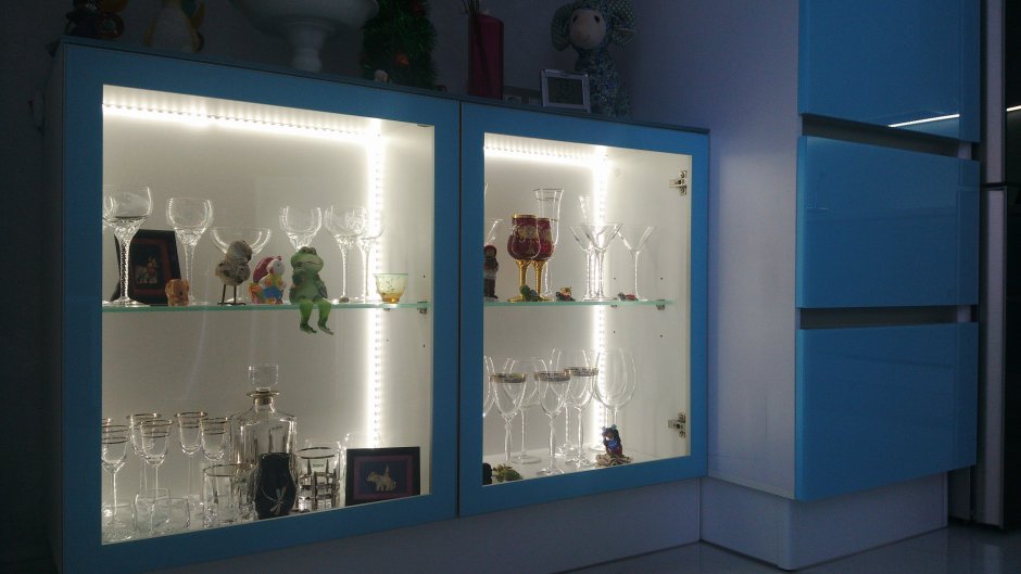 Стеклянный шкаф витрина с подсветкой