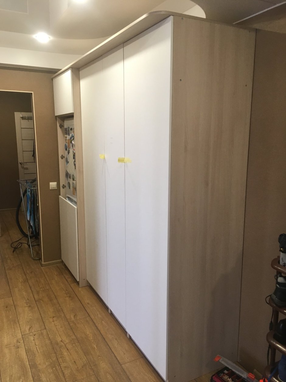 Встроить холодильник в шкаф в прихожей