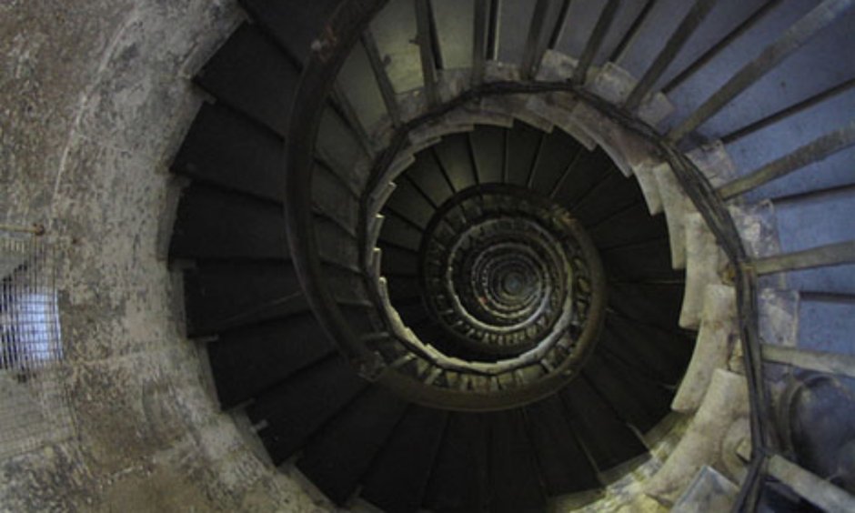 Винтовая лестница в подземелье сбоку