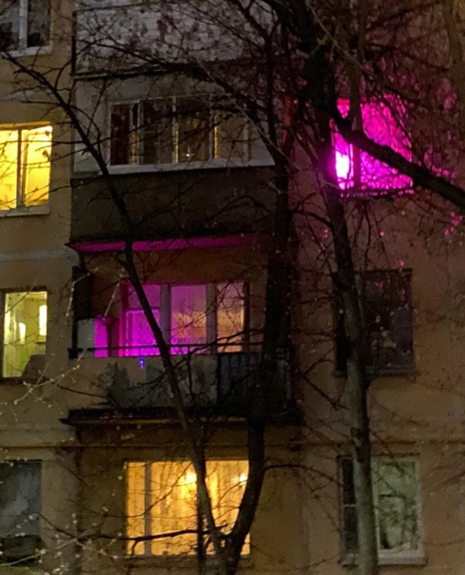 Розовый свет в окнах