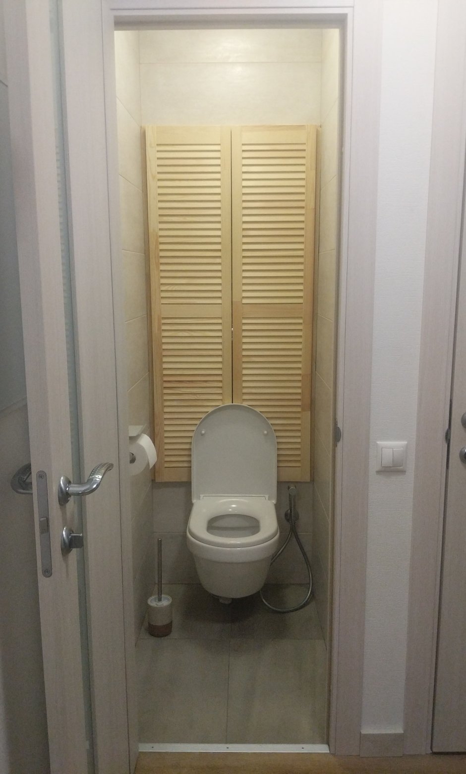 Туалет с дверцами над унитазом