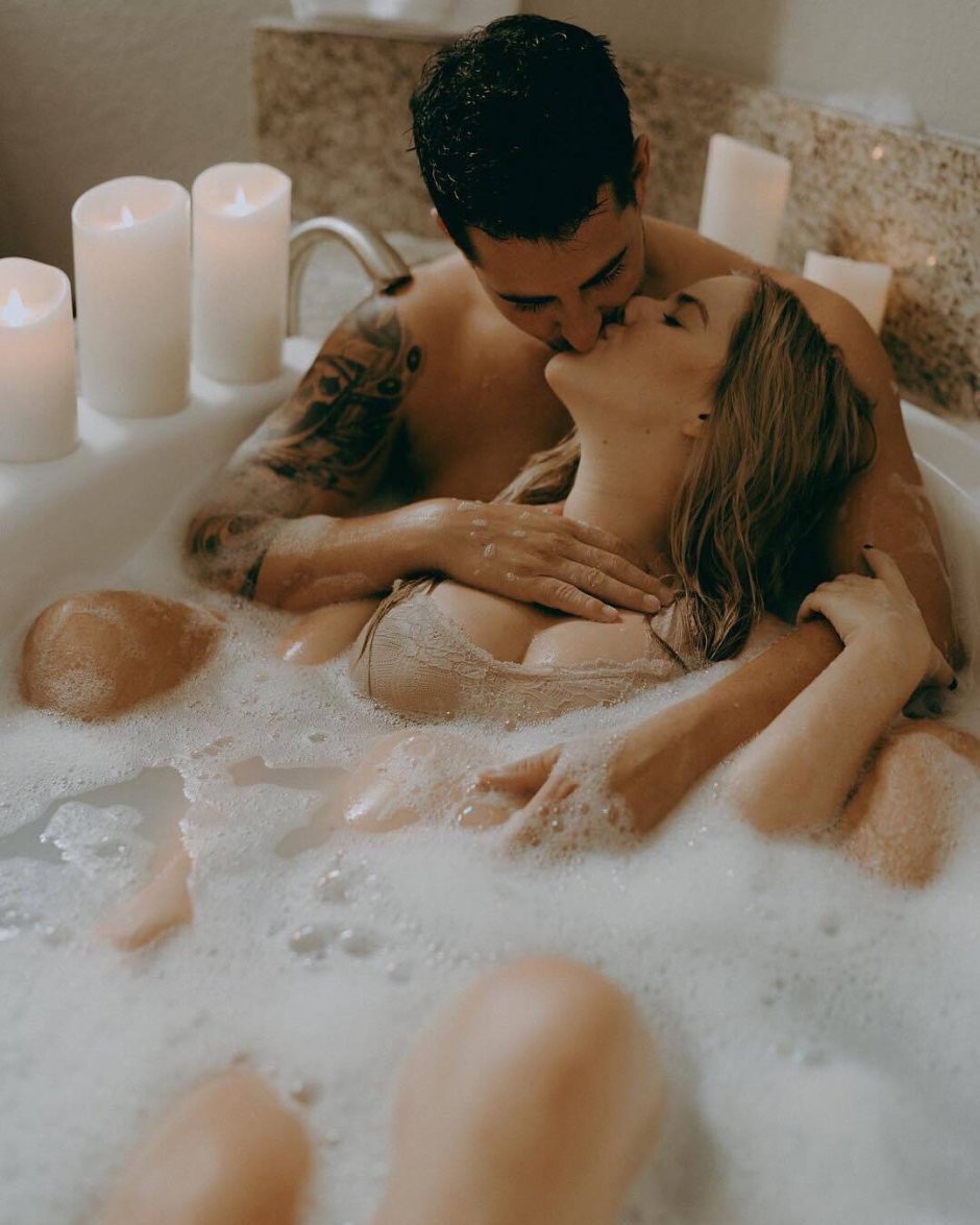 Мужчина и женщина в ванне