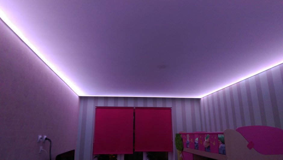 Одноуровневый потолок с подсветкой