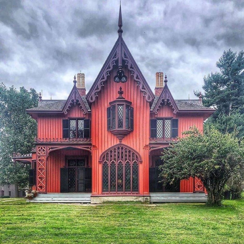 Готический Викторианский особняк Лесной