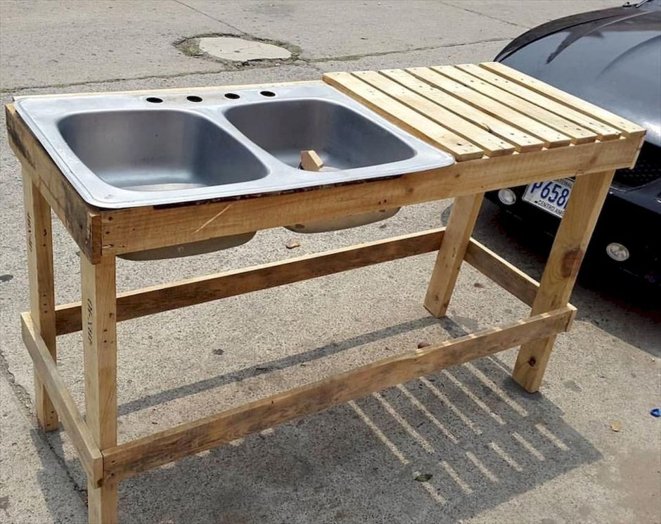 Уличный стол с мойкой для дачи