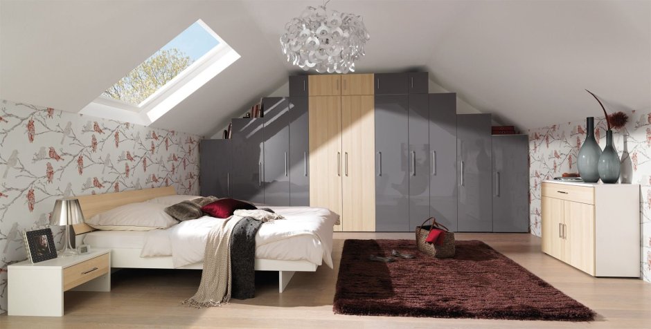 Спальня в комнате со скошенным потолком