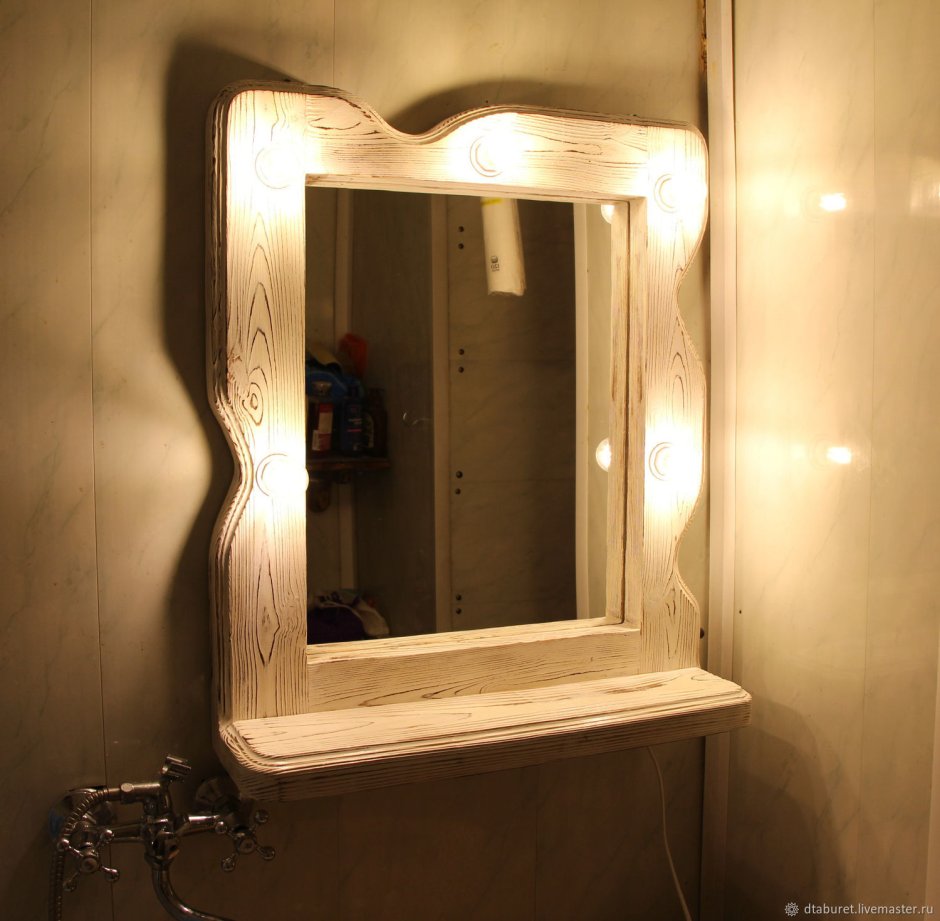 Зеркало с подсветкой в ванную из дерева