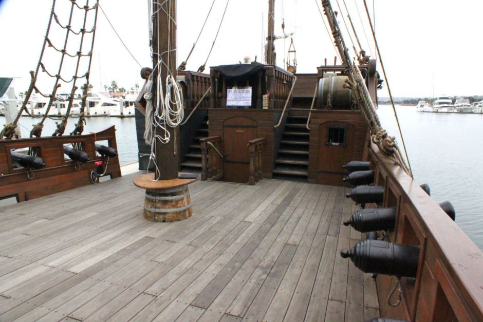 Палуба корабля пиратов сбоку