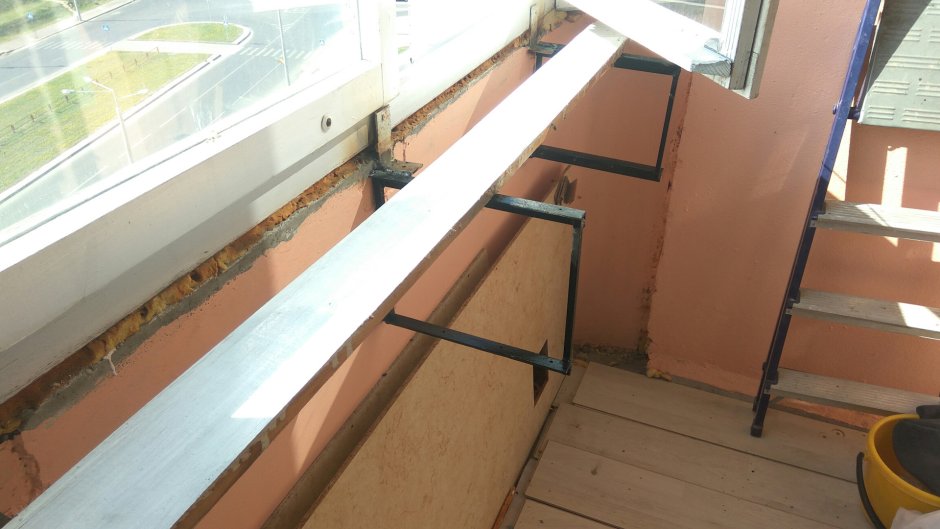 Крепеж подоконника на балконе