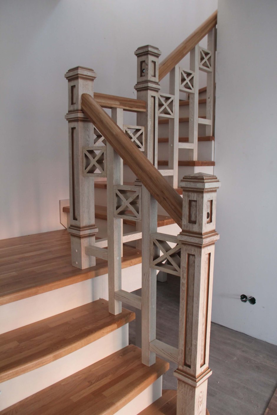 Поворотный столб на деревянной лестнице
