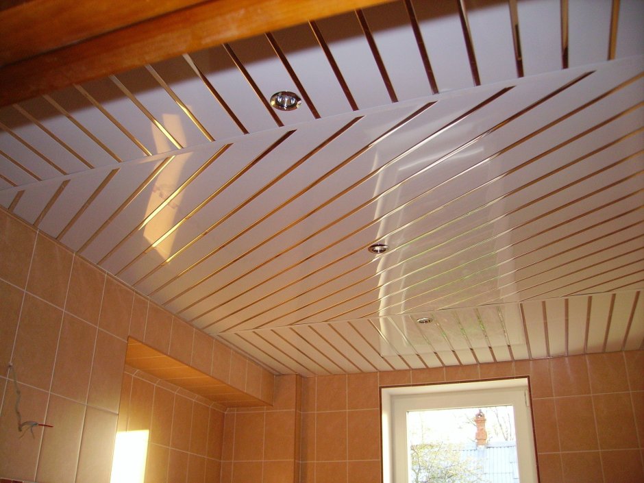 Потолок из пластиковых панелей в комнате