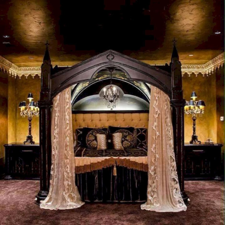 Кровать с балдахином в готическом стиле