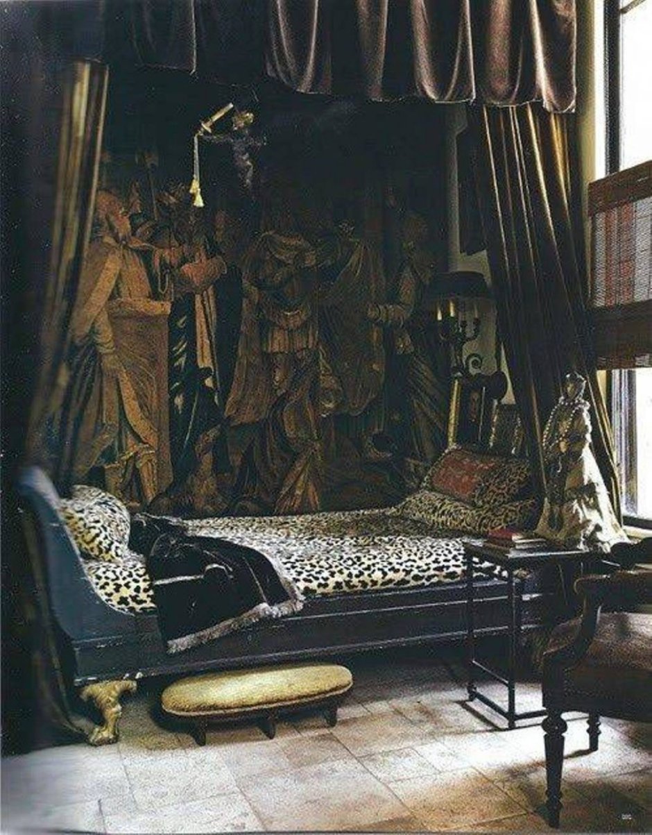 Кровать с балдахином в готическом стиле