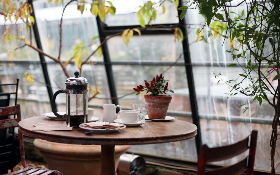 Столик в кафе у окна