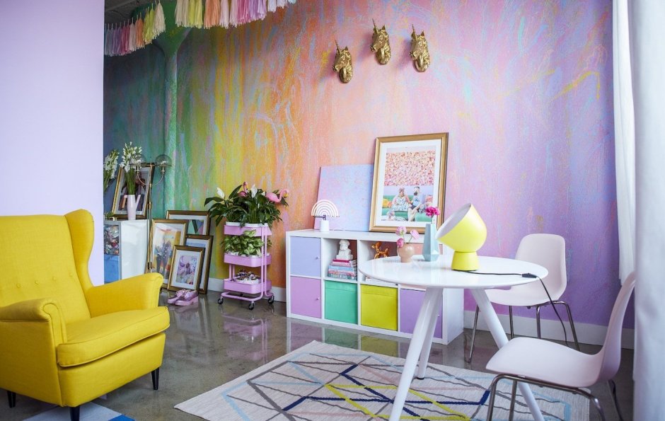 Разноцветные стены в комнате