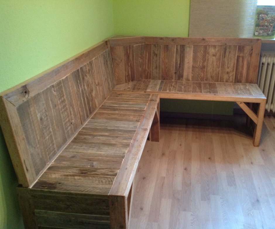 Угловая скамейка из поддонов