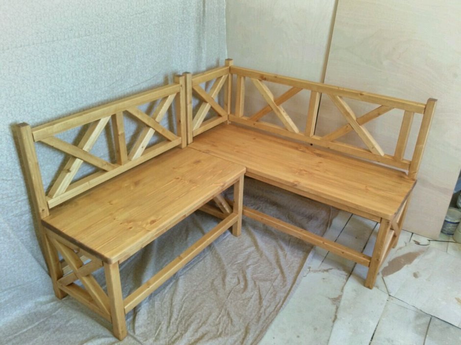 Угловая скамья из дерева
