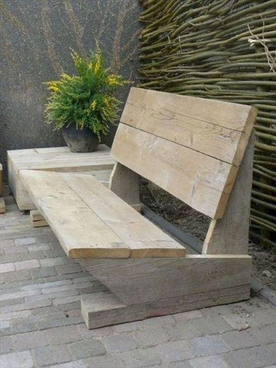 Скамья из досок со спинкой