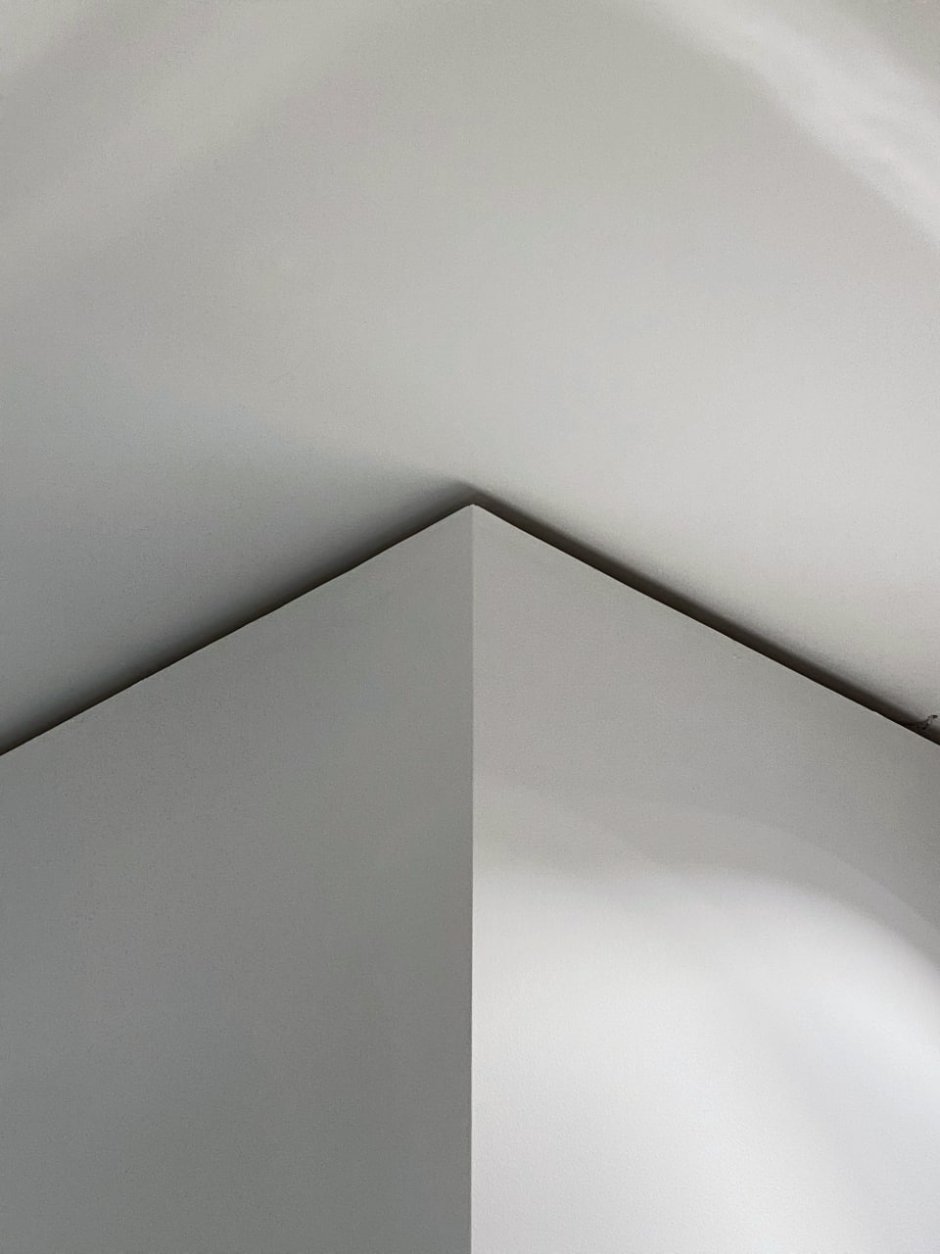 Натяжной потолок с теневым профилем серый цвет