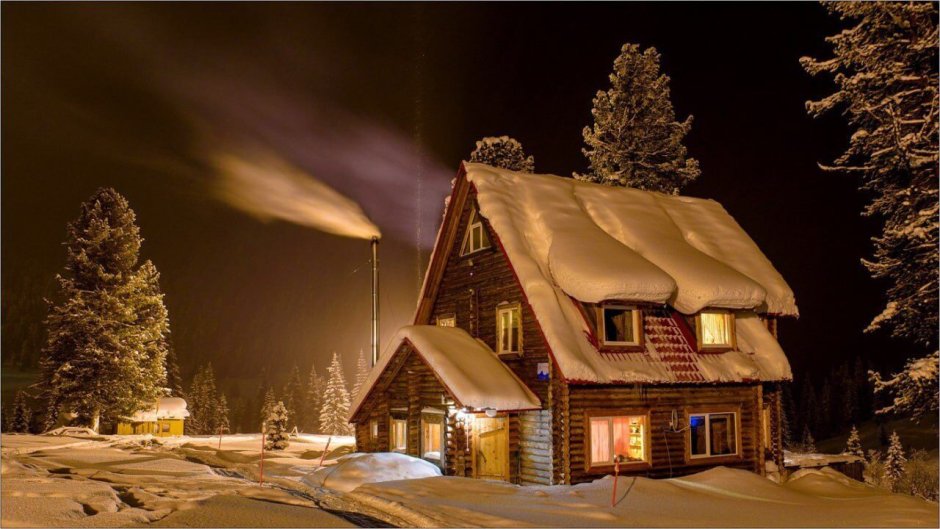 Зимой вечером домик в лесу