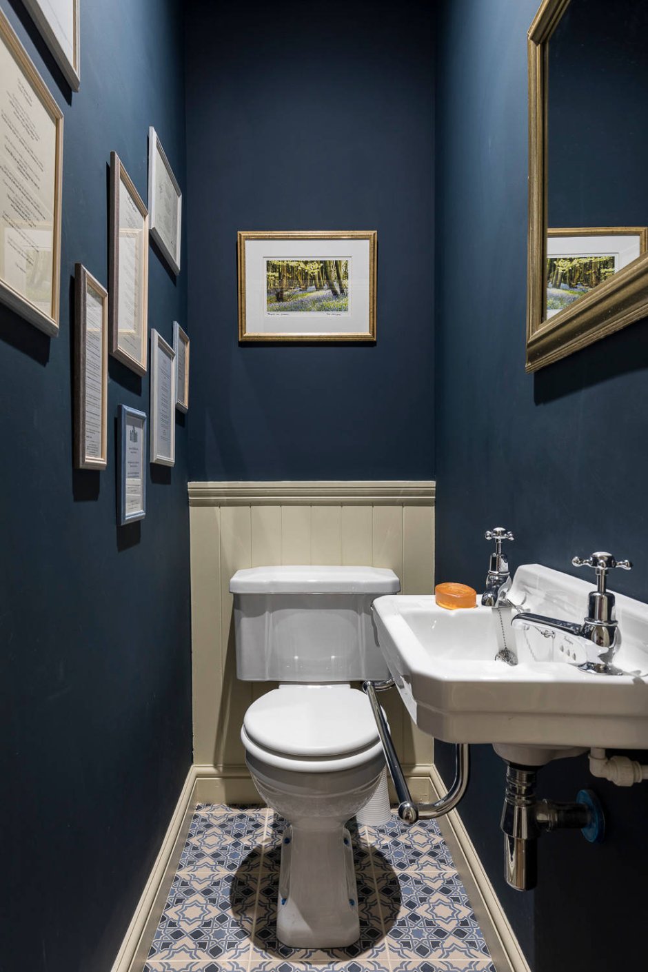 Туалет в темно синем цвете