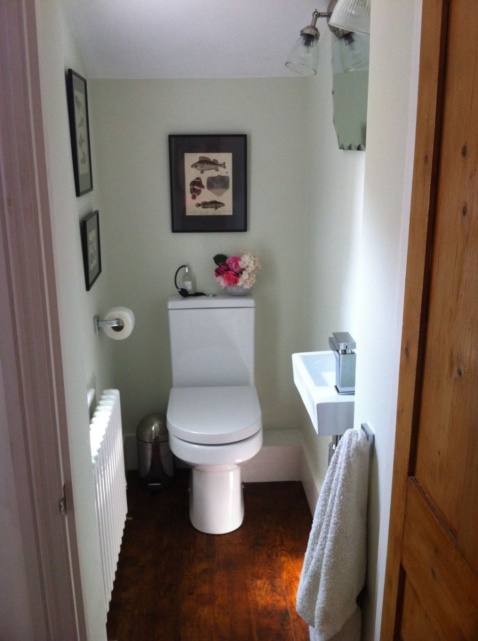 Маленький узкий туалет с раковиной