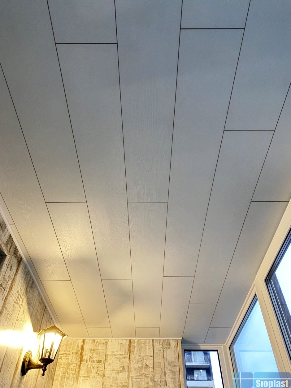 Потолок на балконе варианты отделки