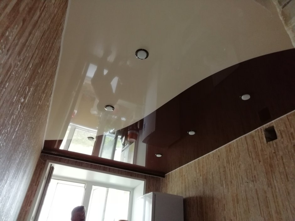 Комбинированный натяжной потолок белый с коричневым