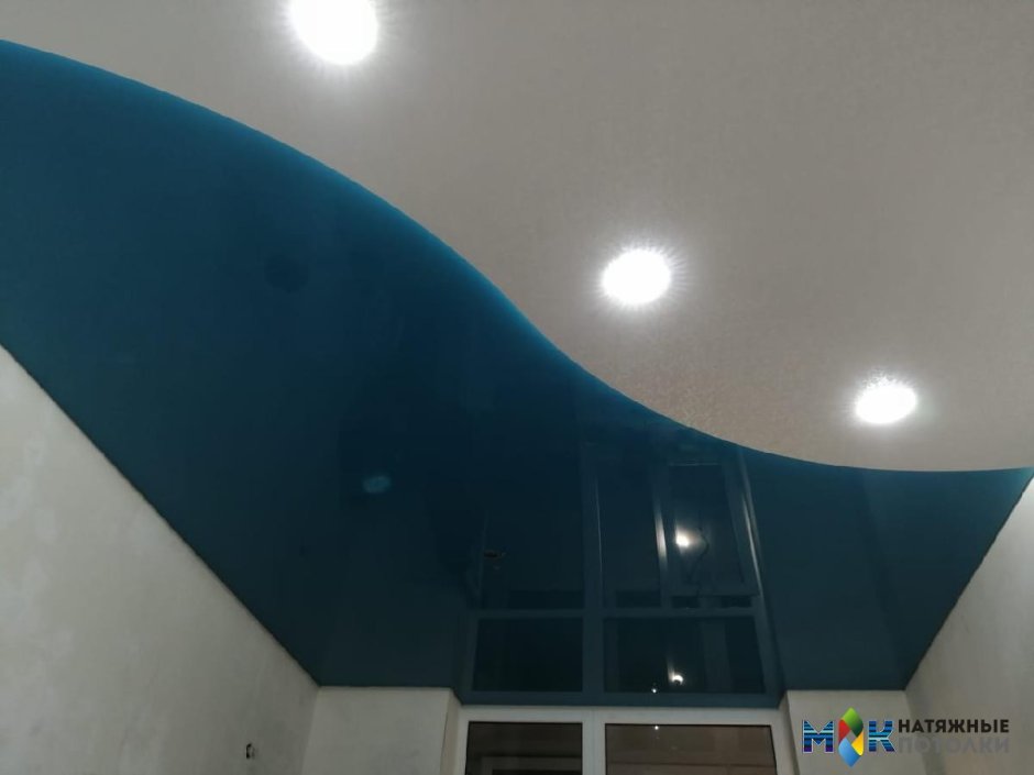 Натяжной потолок двухцветный волна