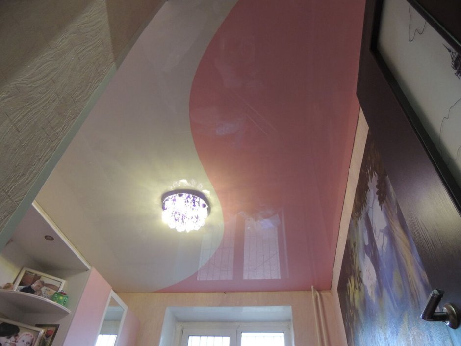 Потолок двухцветный в комнату