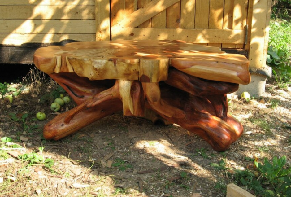 Скамейка из коряг