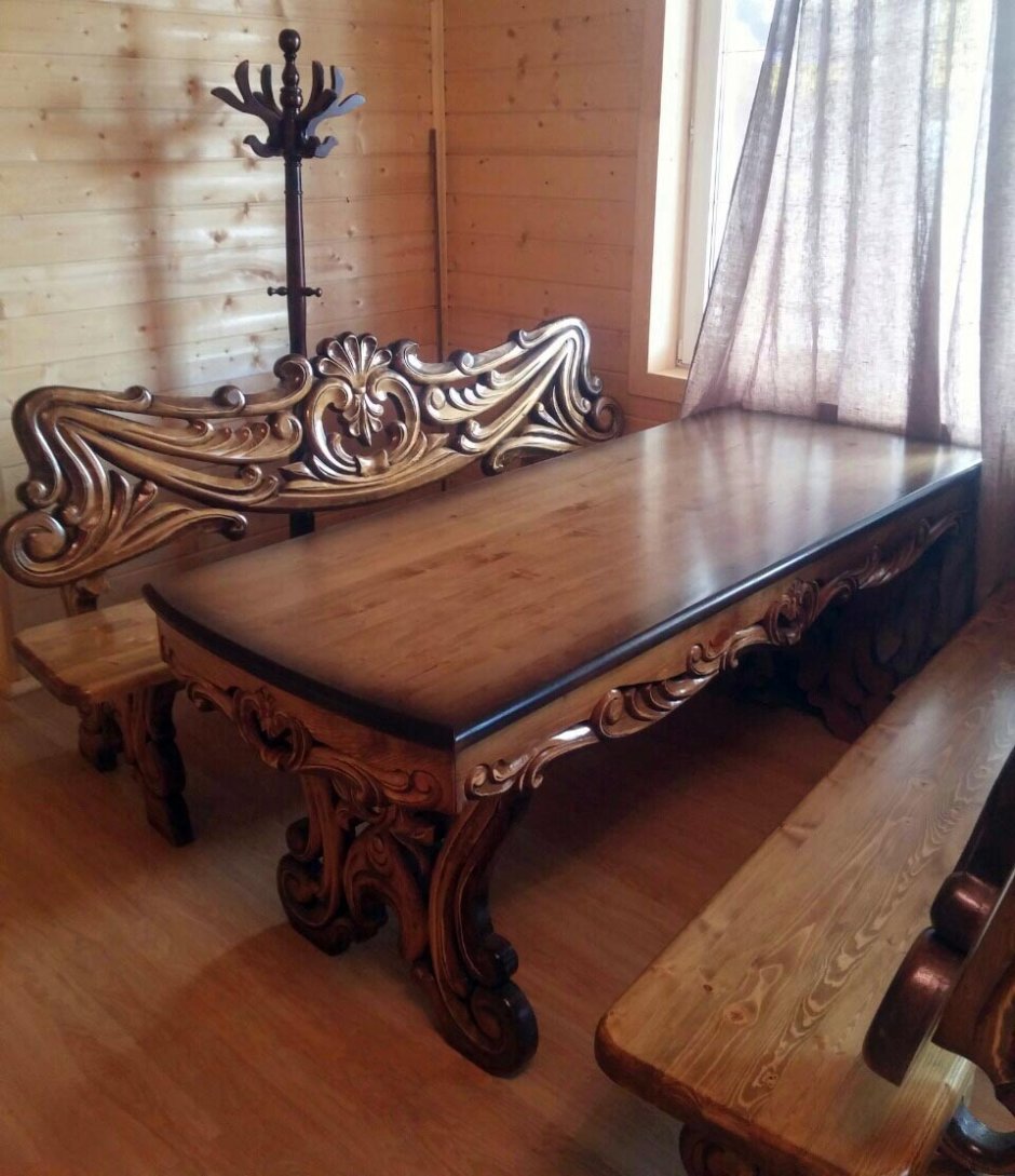 Деревянный резной стол