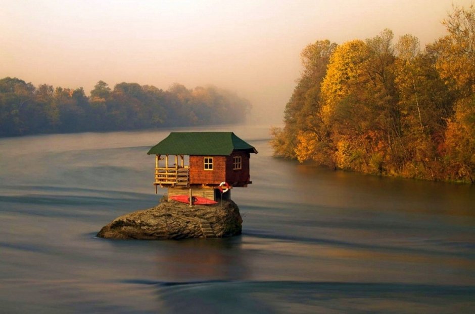 Тини Хаус на берегу озера