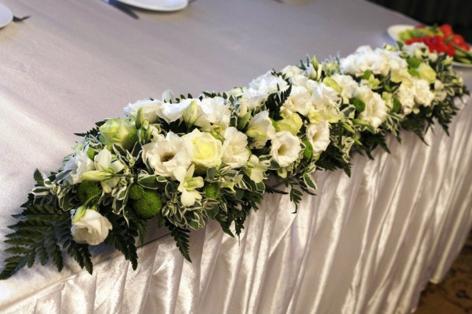 Композиция из цветов на свадебный стол