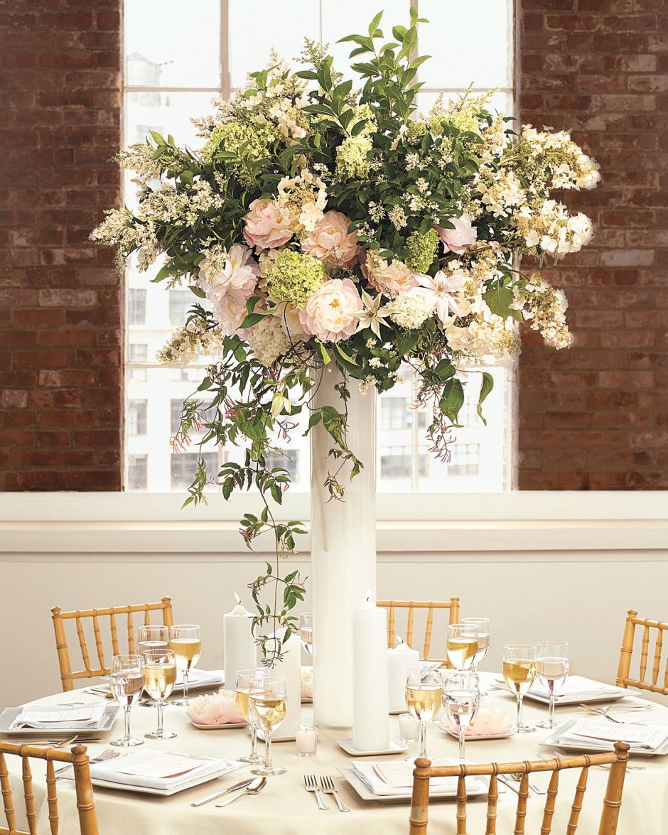 Композиция в высокой вазе