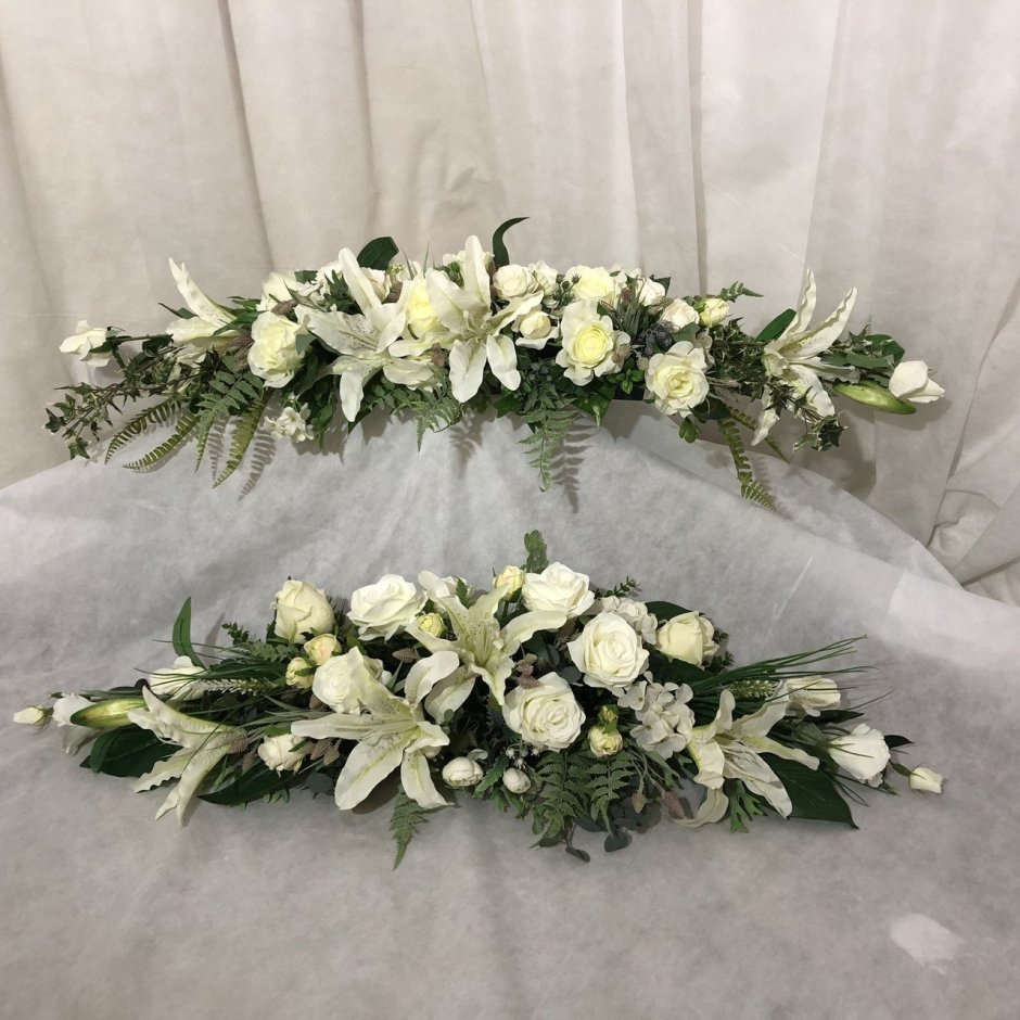 Композиция из искусственных цветов на стол