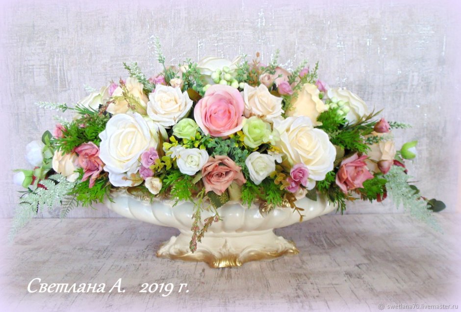Стильная флористическая композиция из живых цветов в античной вазе
