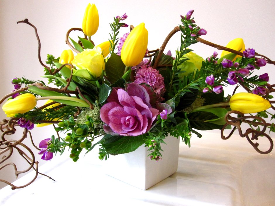 Композиция из сезонных цветов