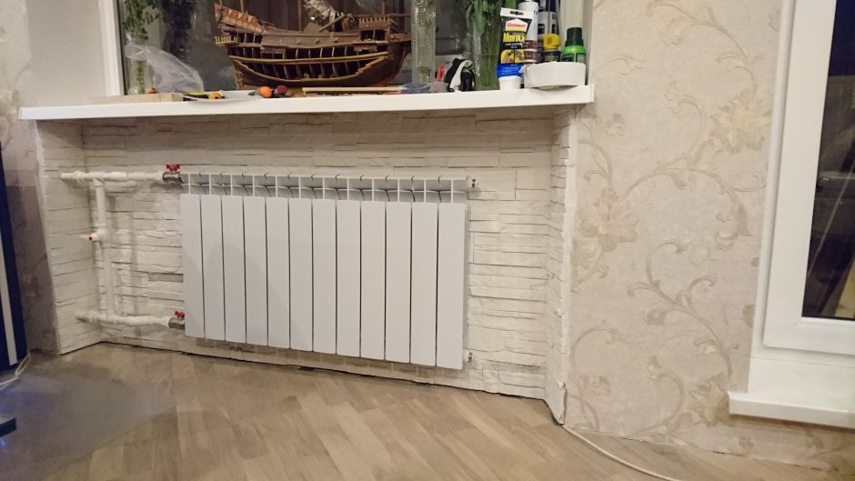 Отделка стены за батареей отопления