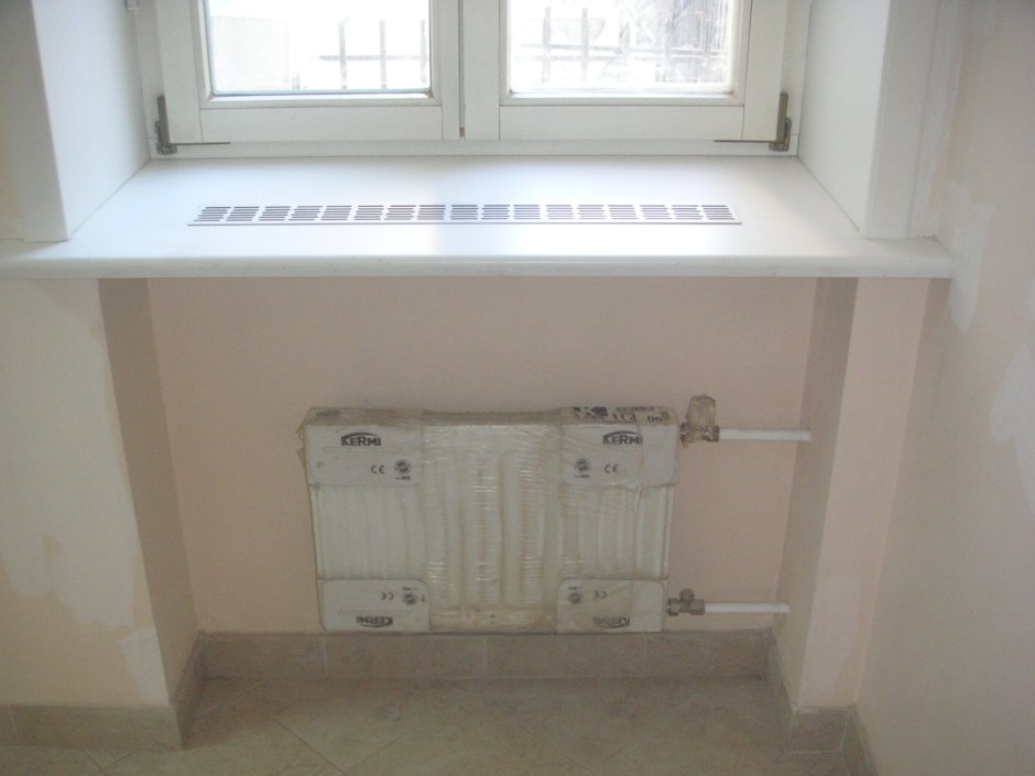 Батарея в нише под окном