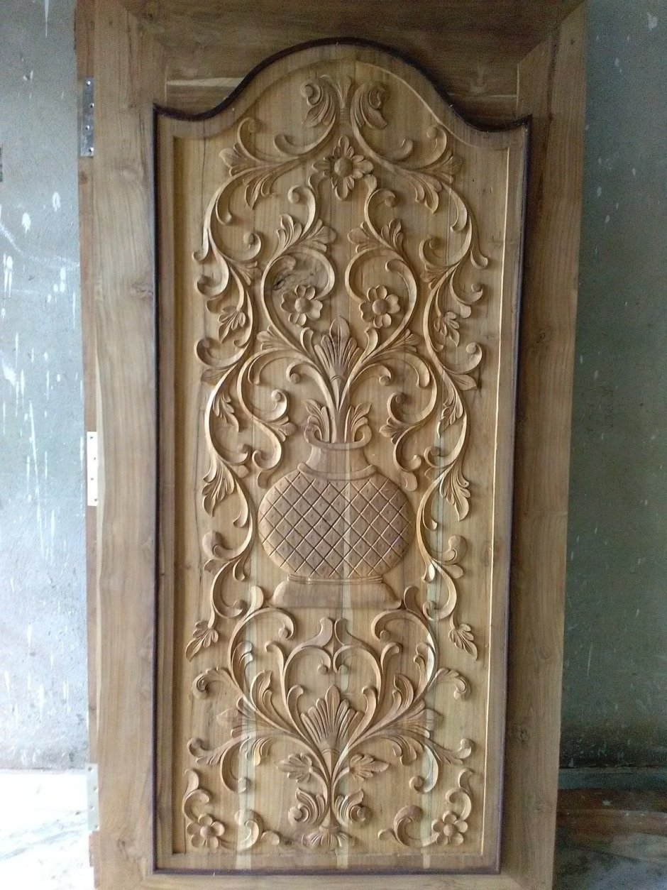 Деревянные двери с резьбой по дереву