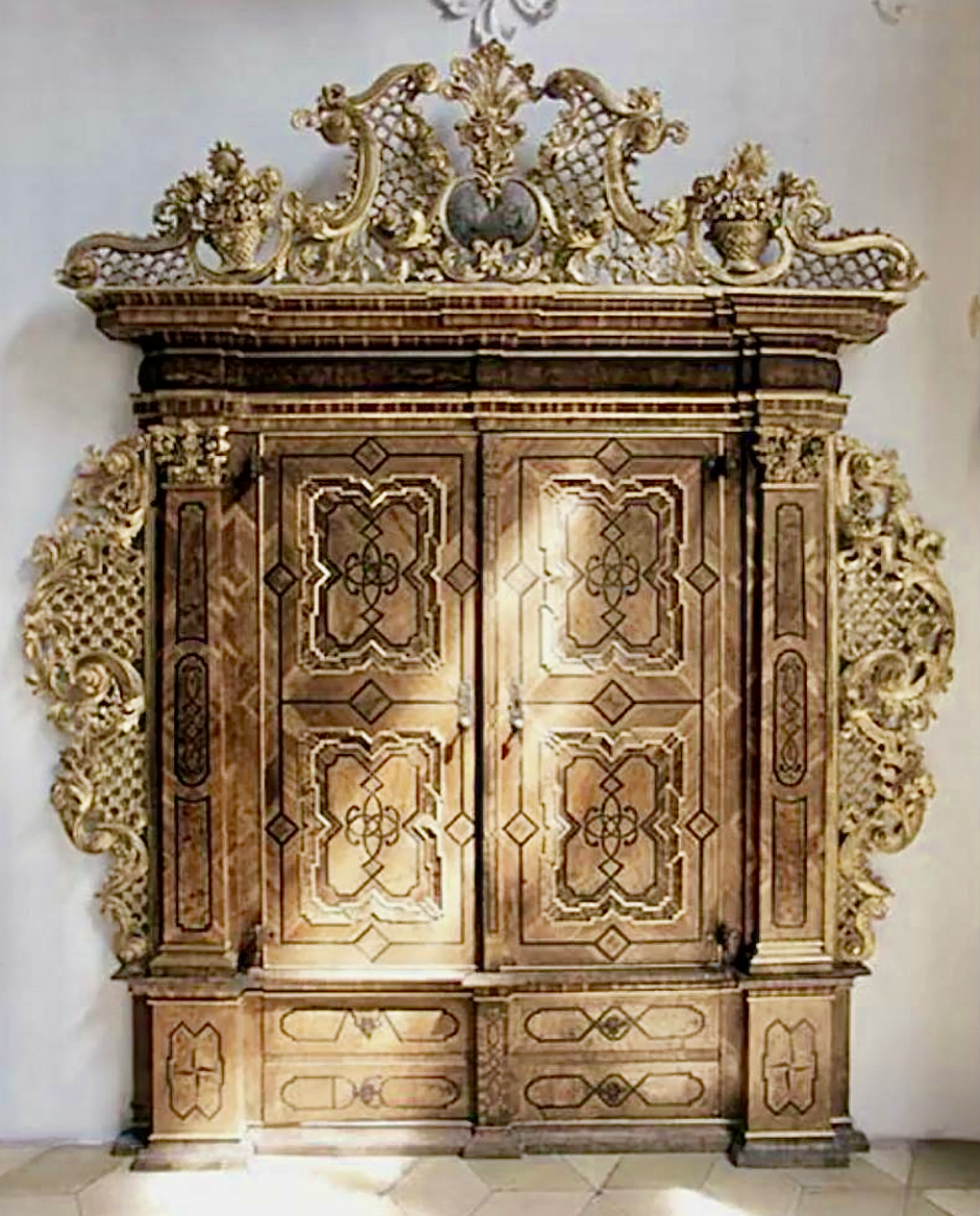 Антикварные резные двери