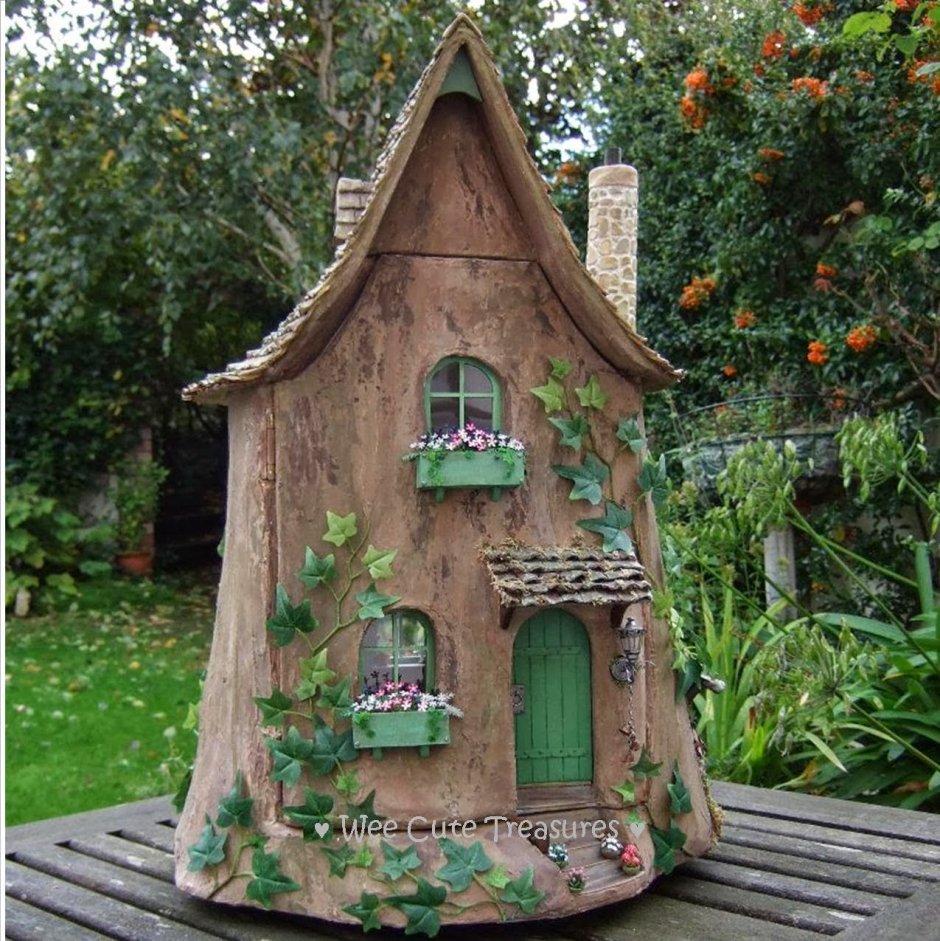 Гномий домик в саду