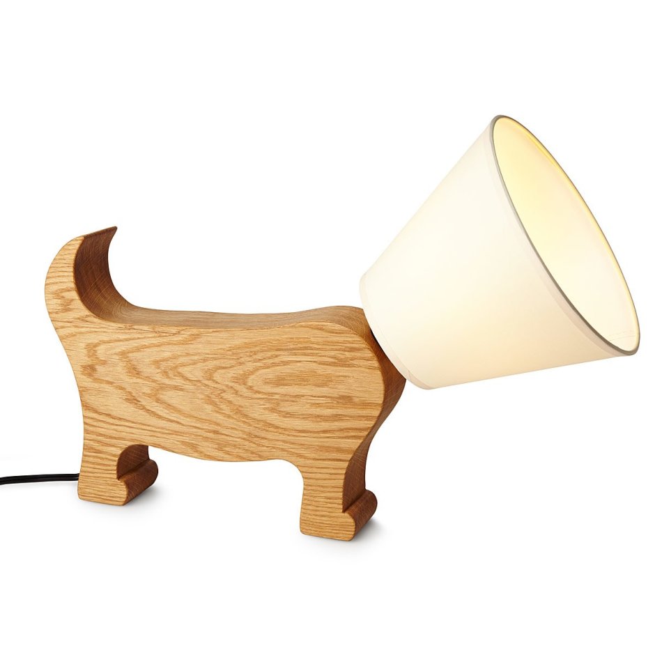 Настольная лампа в виде собаки из дерева