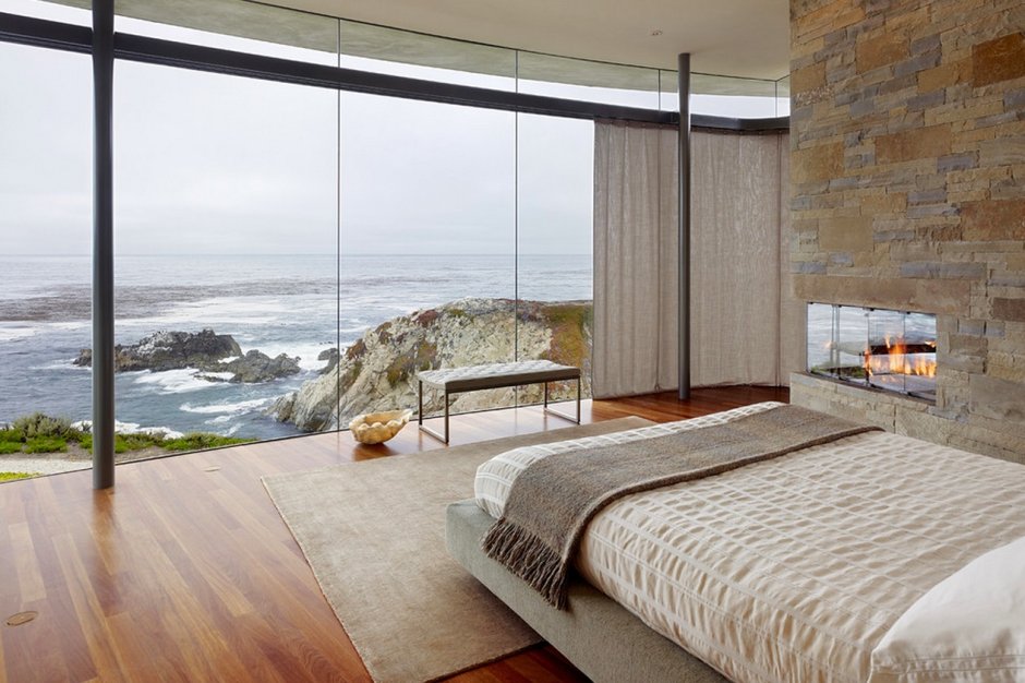 Спальня с панорамными окнами в доме
